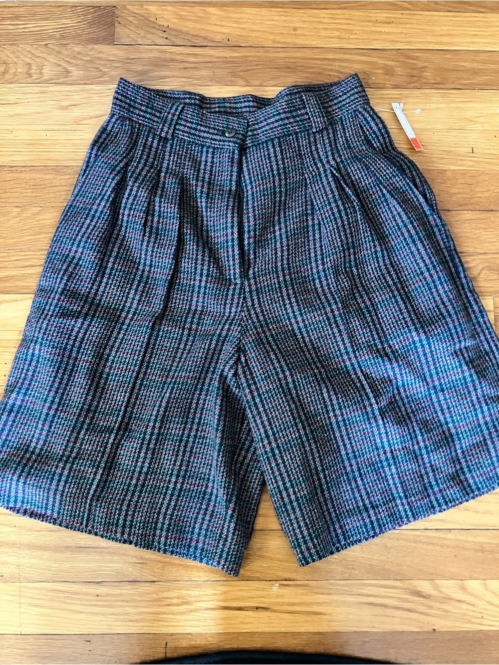 Vintage 80s Wool Blend High-Waist Pleated Women's Shorts in Green-Red Plaid